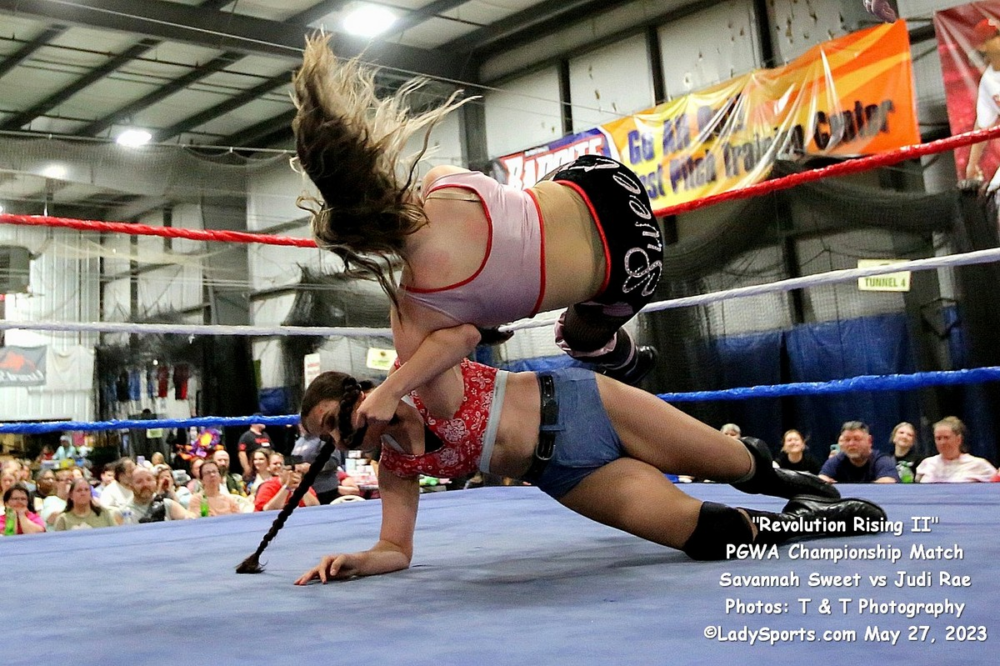 Savannah Sweet vs Judi Rae - Image 3