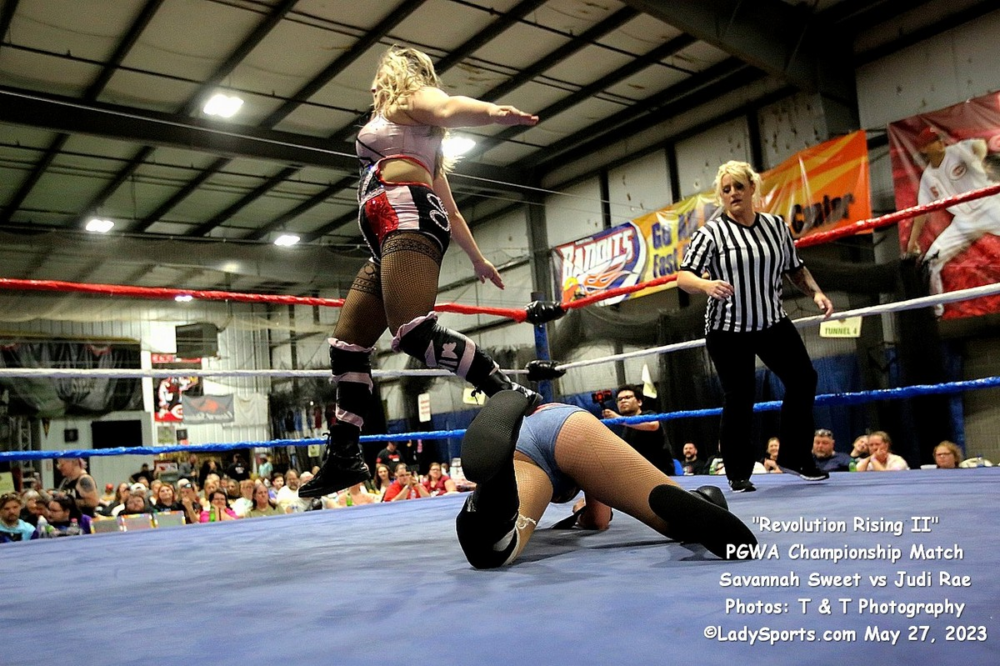 Savannah Sweet vs Judi Rae - Image 4