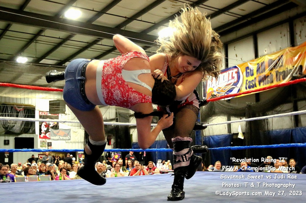 Savannah Sweet vs Judi Rae - Image 5