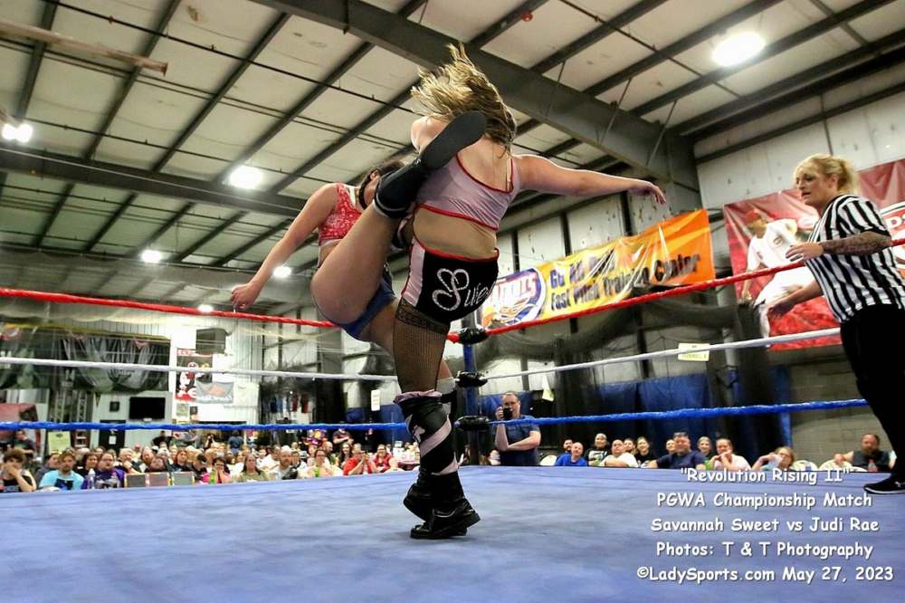 Savannah Sweet vs Judi Rae - Image 6